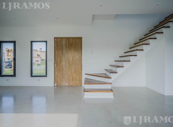 Casa · 142m² · 5 Ambientes · 4 Cocheras