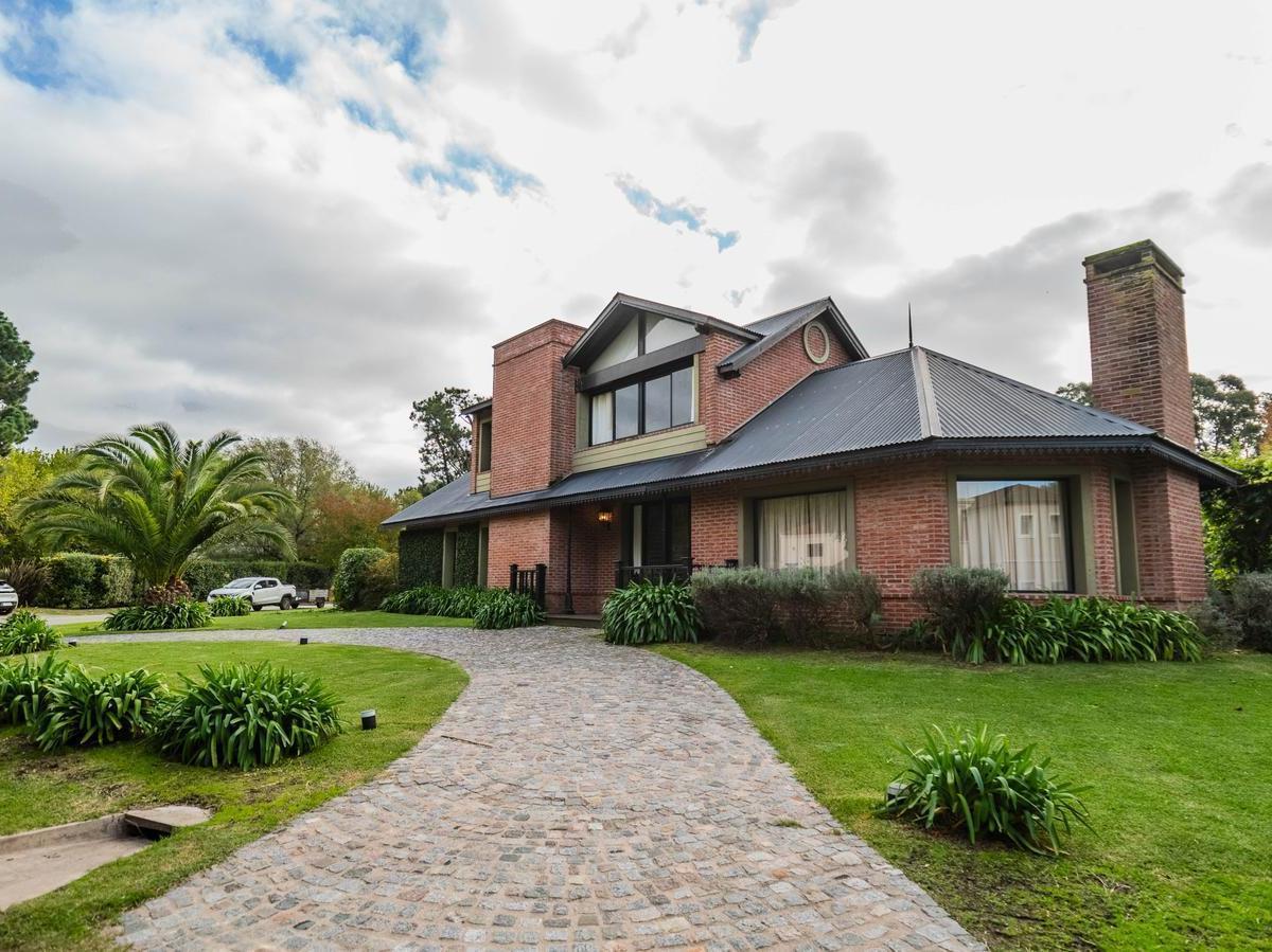 Casa 3 dorm, 233m² en Rumencó con parrilla y cochera