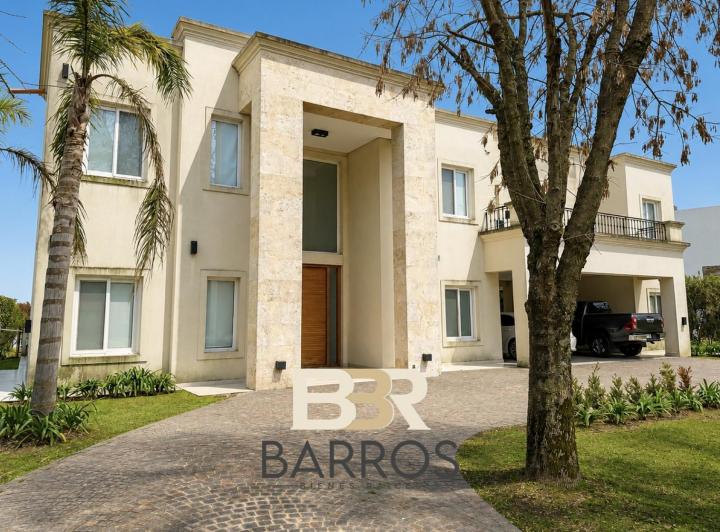 Casa · 460m² · 7 Ambientes · 8 Cocheras