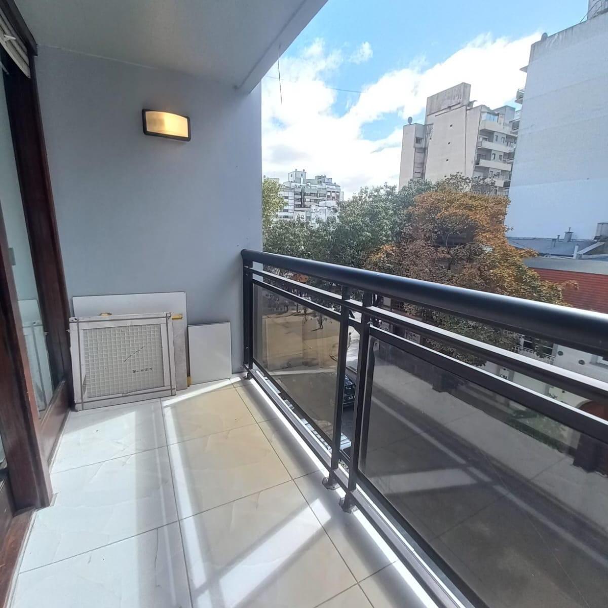 Departamento de 3 ambientes a la calle con balcón saliente en vereda de sol