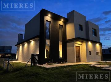 Casa · 200m² · 4 Ambientes · 1 Cochera · Casa en Venta Barrio Ceibos, Puertos