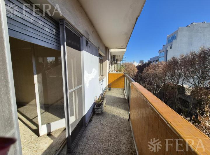 Venta Departamento 3 Ambientes con Balcón y Cochera en Parque Patricios