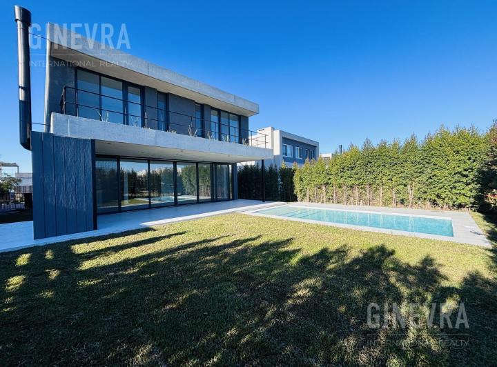 Casa · 270m² · 5 Ambientes · 2 Cocheras
