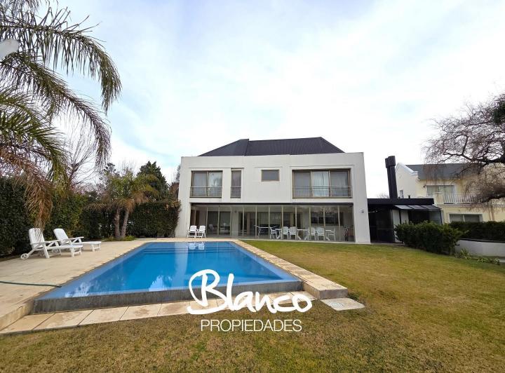 Casa · 340m² · 6 Ambientes · 1 Cochera