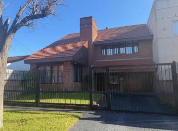 Casa · 171m² · 4 Ambientes · 2 Cocheras · Casa de 4 Amb en Excelente Estado, Parque con Pileta Climatizada.