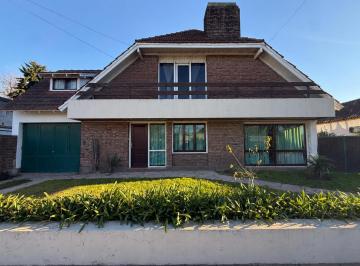 Casa · 263m² · 7 Ambientes · 2 Cocheras · Casa en Venta en Jauregui