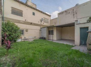 Casa · 160m² · 5 Ambientes · 1 Cochera · Casa 5 Amb. C/jardin con Parrilla y Garage