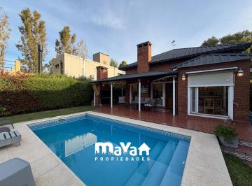 Casa · 172m² · 5 Ambientes · 1 Cochera · Casa en Venta - Larena C. C