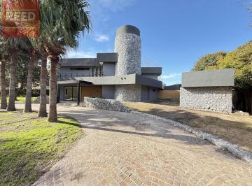 Casa · 411m² · 7 Ambientes · 3 Cocheras · Reed Vende en Miraflores Casa.