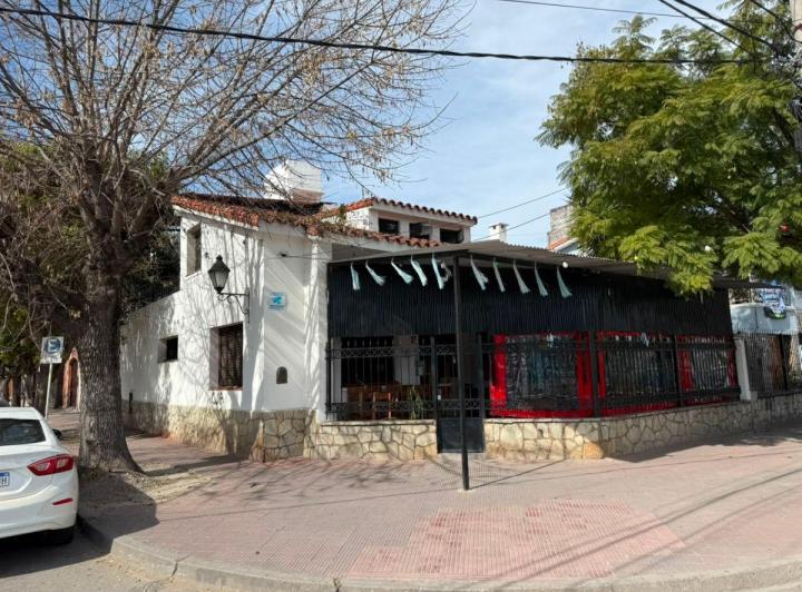 Casa · 230m² · 10 Ambientes · 1 Cochera