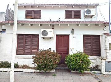 Casa · 85m² · 2 Dormitorios · 1 Cochera · Casa en Alquiler - Zona Cerrito - con Terraza