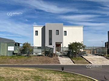 Casa · 190m² · 5 Ambientes · 2 Cocheras · Venta Casa San Sebastián Área 1