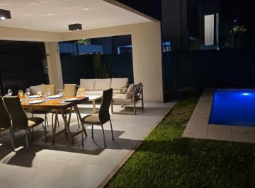Casa · 190m² · 5 Ambientes · 2 Cocheras · Casa en Housing
