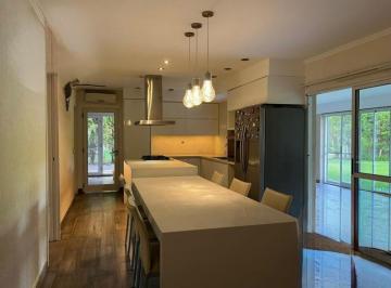 Casa · 710m² · 6 Ambientes · 3 Cocheras · Casa de 6 Ambientes con Pileta en Venta