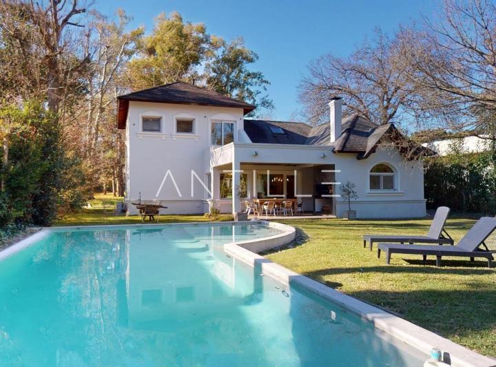 Casa · 1075m² · 6 Ambientes · 1 Cochera