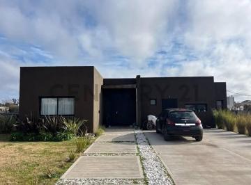 Casa · 161m² · 5 Ambientes · 1 Cochera · Casa en Venta de 5 Ambientes con Pileta en Barrio El Ensueño - Ingeniero Maschwitz, Escobar