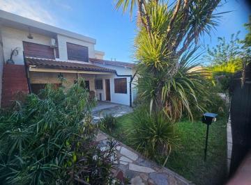 Casa · 143m² · 4 Ambientes · 2 Cocheras · Oportunidad. Casa + Lote en Venta
