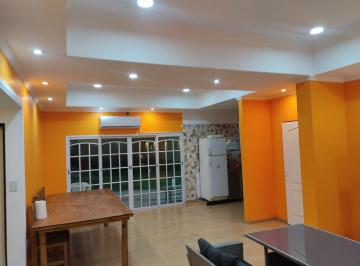 Casa de 3 ambientes, Cañuelas · Casa con Pileta y Quincho