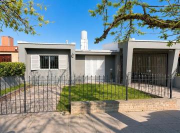 Casa · 240m² · 4 Ambientes · 2 Cocheras · Casa en Alquiler - 3 Dorm. - Patio - Mercantil