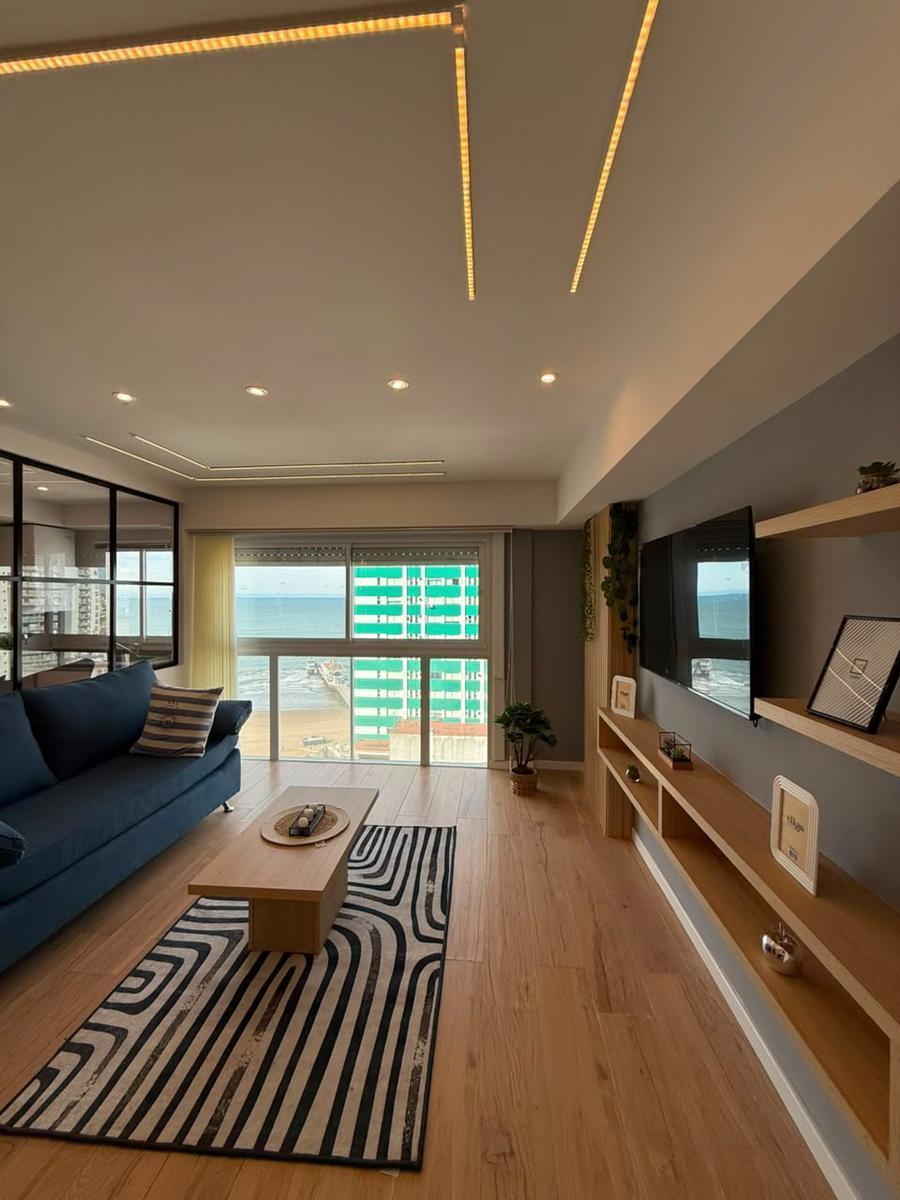 Departamento de 3 ambientes a la calle con balcón y vista al mar