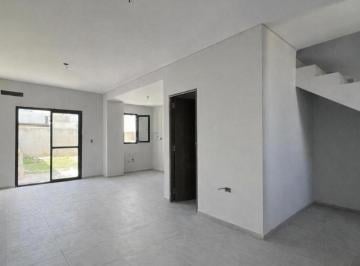 Casa · 80m² · 3 Ambientes · 1 Cochera · Duplex en Venta 2 Dorm 2 Baños en Valle Cercano - La Amistad