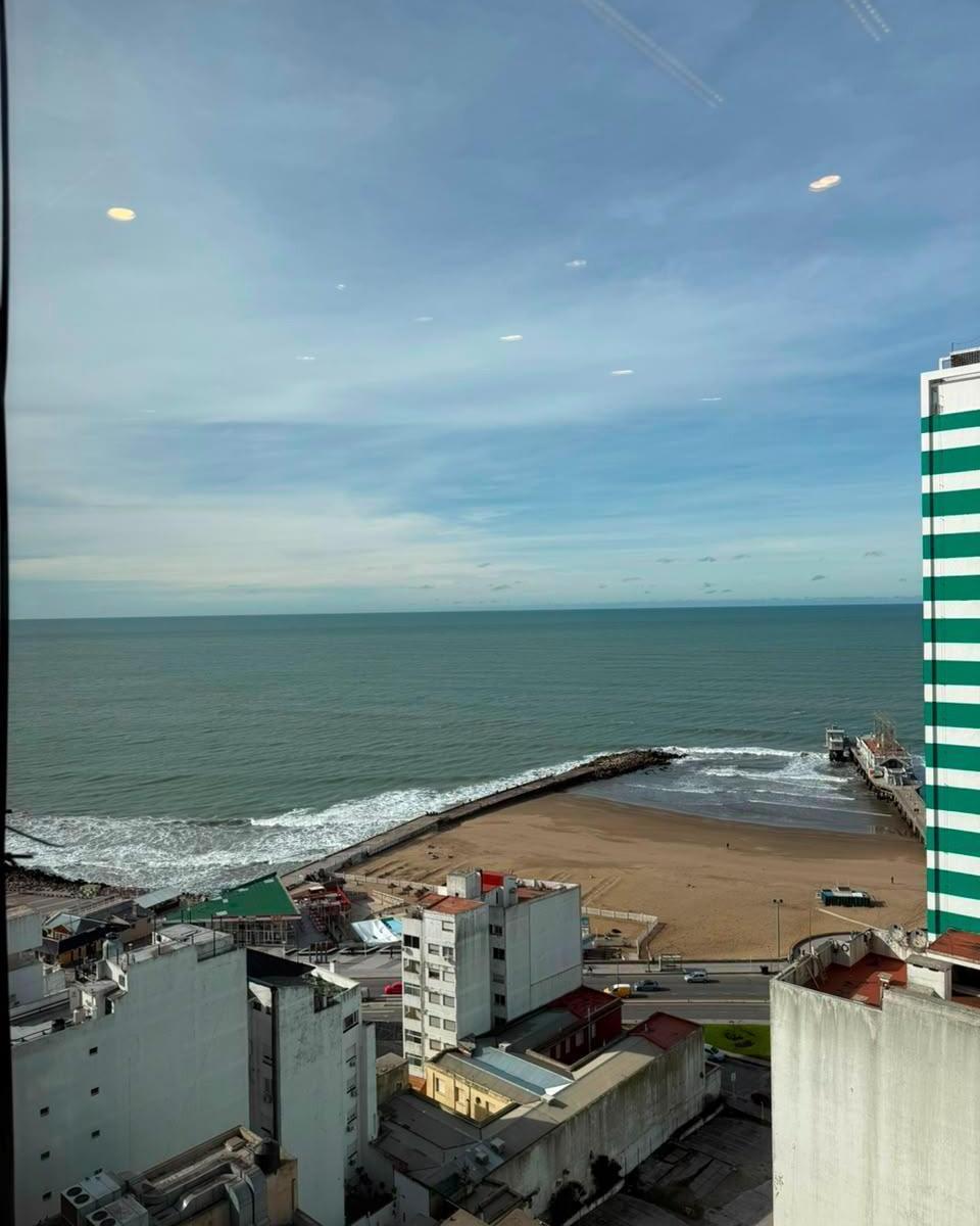 Departamento de 3 ambientes con cochera a la calle con balcón y vista al mar