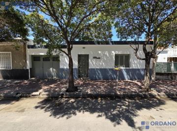 Casa · 155m² · 4 Ambientes · 1 Cochera · Casa 3 Habitacioenes con Cochera y Patio