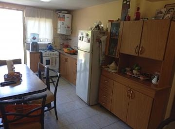 Casa · 65m² · 4 Ambientes · 2 Cocheras · Casa 4 Ambientes en Banfield Este Venta