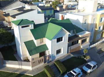 Casa · 300m² · 4 Ambientes · 1 Cochera · Casa en Venta - 3 Dorm. - Quincho - Divina!
