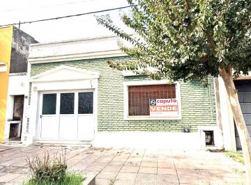 Casa de 4 ambientes, Las Flores · Casa Al Frente con Excelente Lote y con un Departamento Al Fondo con Posibilidad de Realizar un PH