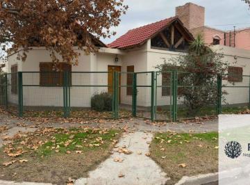 Casa de 6 ambientes, Cipolletti · Casa en Alquiler C/ Cochera en Cipolletti