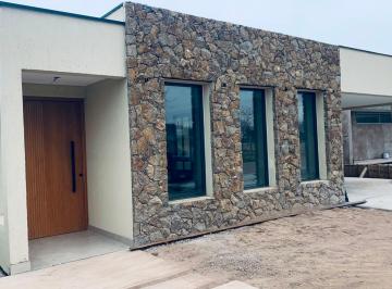 Casa · 160m² · 5 Ambientes · 1 Cochera · Casa en Barrio Privado Lujan de Cuyo