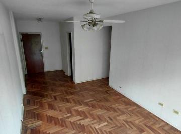 Departamento de 3 ambientes, Villa del Parque · Departamento Al Frente con Balcón y 2 Dorm. en Alquiler en Villa del Parque