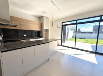 Casa · 93m² · 3 Ambientes · Casa en Una Planta con Patio Soñado
