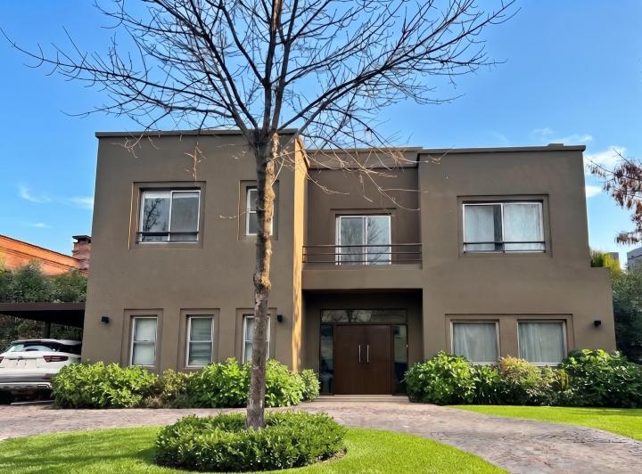 Casa · 350m² · 8 Ambientes · 2 Cocheras