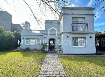 Casa · 196m² · 5 Ambientes · 2 Cocheras · Casa 4 Dorm. en San Isidro Labrador, Villa Nueva