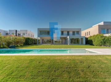 Casa · 629m² · 4 Dormitorios · 2 Cocheras · Casa en Venta en El Golf, Nordelta