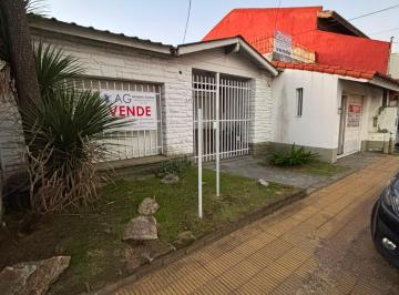 Fachada · Casa en Villa Luzuriaga