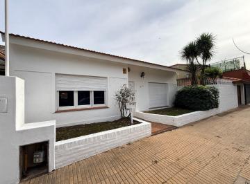 Casa de 5 ambientes, Lomas de Zamora · Chalet Desarrollado en 1 Planta a 100 m de Av Almirante Brown