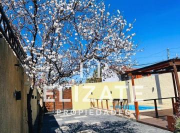 Casa · 173m² · 3 Ambientes · 3 Cocheras · Venta Casa 3 Amb en Villa Luzuriaga con Pileta