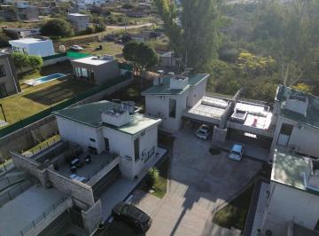 Casa · 1m² · 5 Ambientes · 2 Cocheras · Alquilo Duplex 3 Dorm con Pileta en Arbolada Barrio Privado