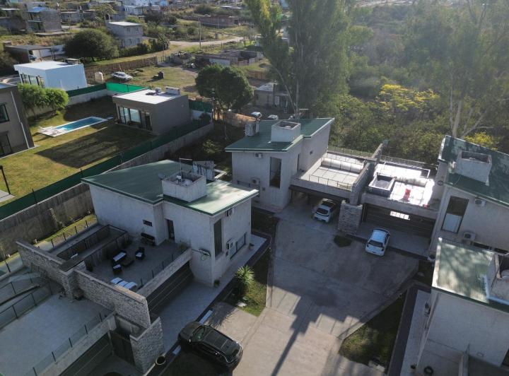 Casa · 1m² · 5 Ambientes · 2 Cocheras