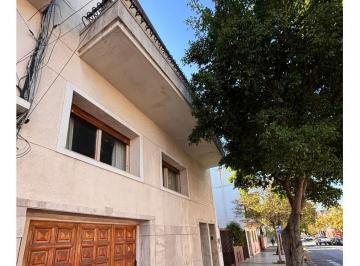 Casa de 8 ambientes, Parque Chacabuco · Venta Vivienda Multifamiliar con Cochera + Jardin + Terraza