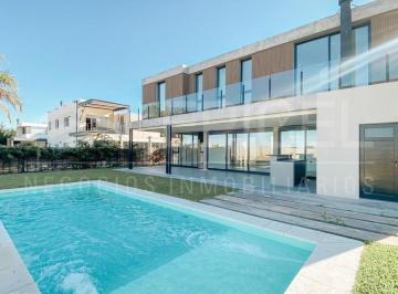 Casa · 235m² · 5 Ambientes · 2 Cocheras · Casa en Alquiler Los Naranjos - 4 Dorm. + Piscina