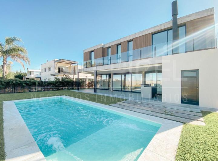 Casa · 235m² · 5 Ambientes · 2 Cocheras