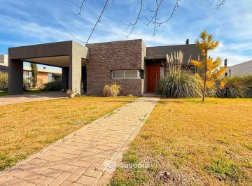 Casa · 110m² · 3 Ambientes · 2 Cocheras · Alquiler - Casa 2 Dorm., Galería, Parrillero y Piscina - Barrio Cerrado Puerto Roldán, Roldán.