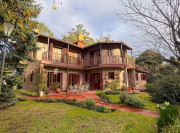 Casa · 237m² · 3 Ambientes · 1 Cochera · Venta Chalet con Gran Parque y Quincho