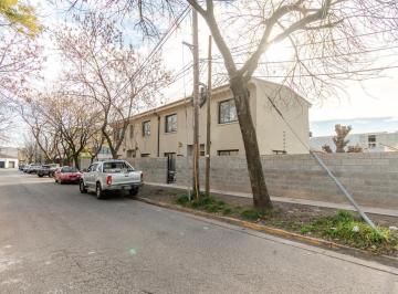 Casa · 150m² · 4 Ambientes · 1 Cochera · Luminosa Casa en Venta con Gran Jardín y Piscina a Estrenar Ubicada en Beccar, San Isidro.