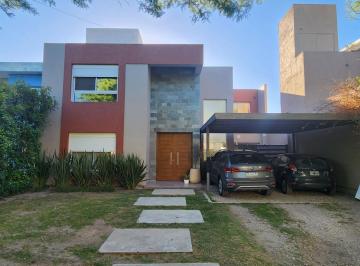 Casa · 700m² · 8 Ambientes · 2 Cocheras · Casa en Tejas 4
