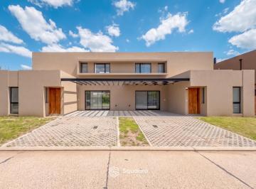 Casa · 108m² · 3 Ambientes · 2 Cocheras · Alquiler - Casa 2 Dorm., Jardín y Parrillero - Condominio Don Mateo, Funes.